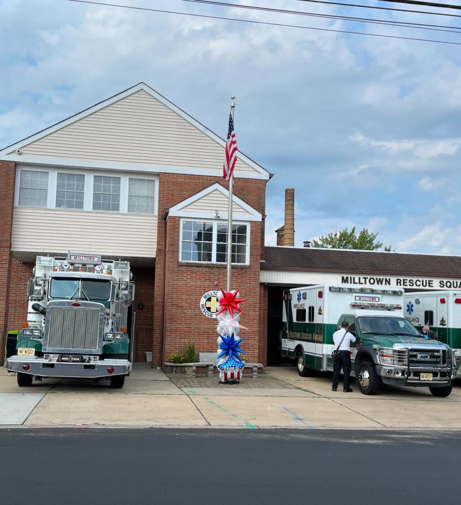 Thank you to our @milltownrescuesquad for all you do!  You deserve a little 4th of July pizzazz!
🎆🎆
@anagramballoons magic arch balloons with fireworks starbursts 🎇🎇
🇺🇸 #redwhiteandblue #balloonfireworks #starbursts #rescuesquad