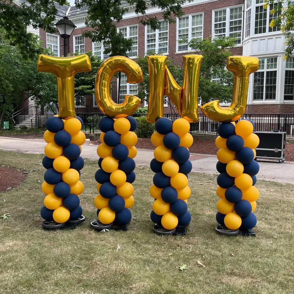 Whipping winds didn’t stop this Presidential event! 

#sturdyframes #extraweight #professional #balloondecor #ballooncolumns #tcnj #outdoorballoons #balloonsbytotalparty #college #collegeevents #spiral #newjerseyballoons